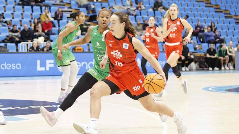 El Ensino salva la victoria ante el Araski con tres minutos de inspiración (62-56)