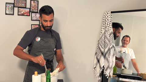 Mohammed Njoum cocinando uno de sus recetas