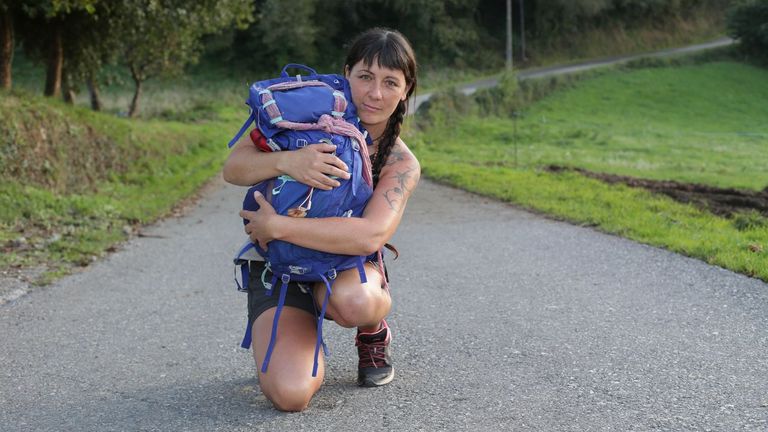 Amaya con la mochila en la que viaja su perrita Kyla