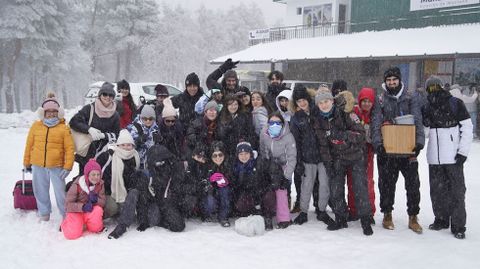 Los miembros de esta excursin disfrutaron de la nieve con mochilas y maletas incluidas.