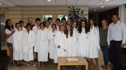 El delegado de la Xunta, Gabriel Alén (a la derecha de la imagen) visitó a los participantes en el campamento ecotermal de Laias