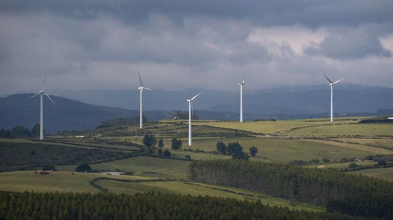 La patronal eólica gallega alerta de que hay promotores e industrias en riesgo por el parón