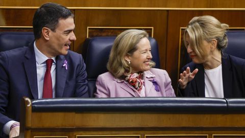 Pedro Snchez conversa con Nadia Calvio y Yolanda Daz durante la sesin de control al Ejecutivo en el Congreso