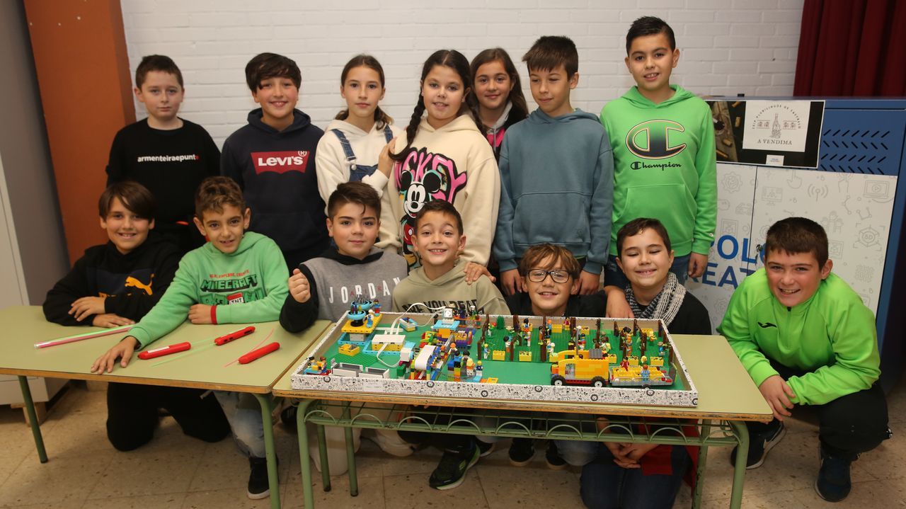 Unha maqueta Lego pra explicar a vendima.Algunas de las autoras, personal y dirigentes del Concello de Ortigueira, el viernes, ultimando el montaje del árbol, en la plaza do Pedregal.