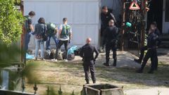Agentes de la Guardia Civil con maletas con el hachs intervenido, en la finca de Vilagarca que se haba inspeccionado en abril.