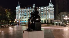Estatua de «La Maternidad», en la plaza de La Escandalera de Oviedo