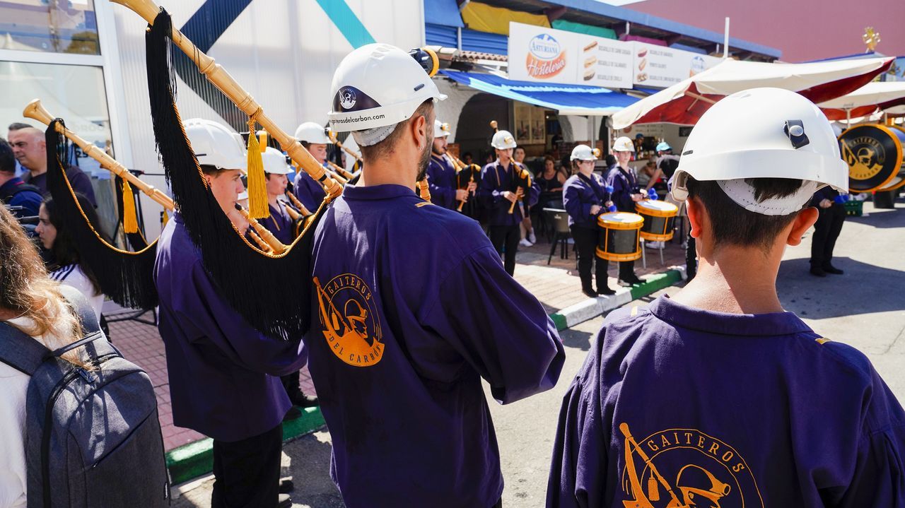 Gaiteros del carb�n tocando en el D�a del Transporte en la Feria Internacional de Muestras de Asturias,