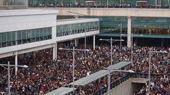 Miles de personas se agolpan ante el Aeropuerto del Prat despus de que la plataforma Tsunami Democrtic haya llamado a paralizar la actividad del aeropuerto, en protesta por la condena a los lderes del procs