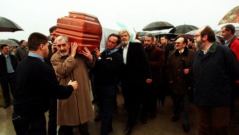 Enterro de Uxo Novoneyra o 31 de outubro de 1999 no cemiterio de San Froiln de Lugo