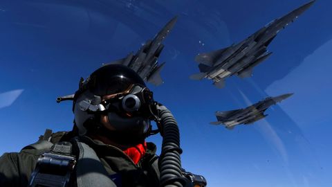 Piloto americano sobrevuela Corea del Sur durante un simulacro militar destinado a contrarrestar el ltimo misil de Corea del Norte