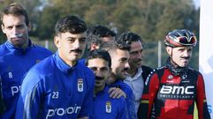 Samuel Snchez posa junto a los jugadores del Real Oviedo para apoyar el movimiento Movember