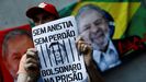 Un manifestante muestra un cartel en el que reclama prisión para Bolsonaro durante una protesta contra la  toma de las sedes del poder democrático