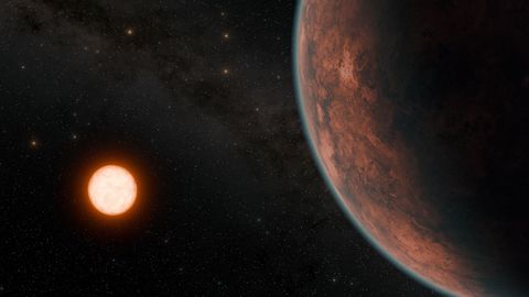 A la derecha el exoplaneta Gliese 12 b. Al fondo, la estrella sobre la que orbita por