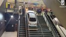 Bomberos del Ayuntamiento de Madrid retiran el coche de las escaleras del intercambiador