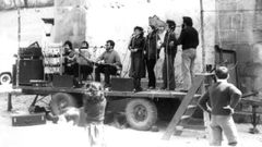 Fuxan os Ventos, actuando, cos membors subidos a un remolque, en Becerre en 1975