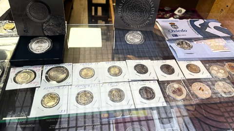Colecci�n de monedas expuestas en el escaparate de La Filatelia Gijonesa y Numism�tica