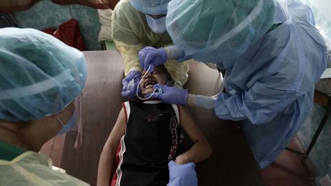 Sanitarios realizan una prueba de covid-19 este viernes en la localidad de Pavas, al oeste de San Jos, la capital