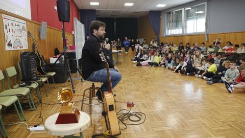 Daniel Minimalia, ganador de un Grammy Latino, visitaun colegio en Ourense