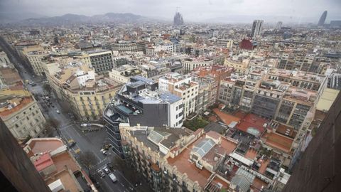 Vista de la ciudad de Barcelona con la Sagrada Familia al fondo