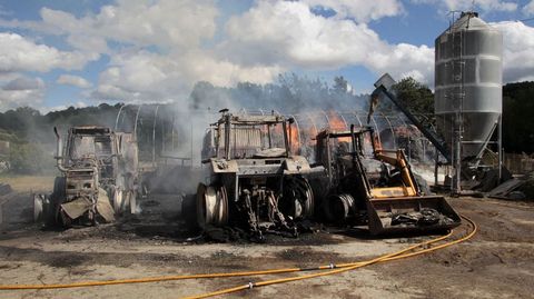 Los tres tractores destruidos por el fuego (uno de ellos con remolque)