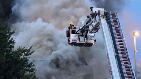 Bomberos luchan por apagar el fuego en un gran almacn en Chingford, Londres