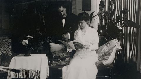 Carmen Carranza Rivero y su marido en 1910, en el interior de la Casa Rivero