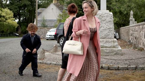 Emilia Clarke y Peter Dinklage, a su llega a la iglesia. 