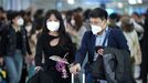 Viajeros con mascarilla procedentes de China en el aeropuerto de Bangkok (Tailandia)