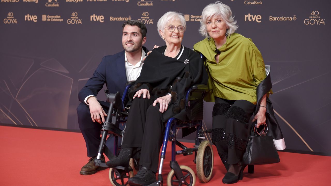 Mar&iacute;a Luisa Sola (en el centro) a su llegada a la gala de los Goya