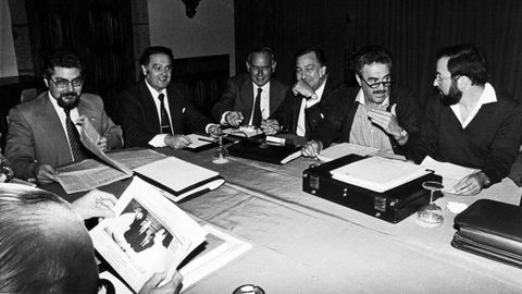 Xos Lus Barreiro, primeiro pola dereita, xunto a outros dirixentes polticos, en 1980 durante as conversas para lograr o Estatuto de Autonoma