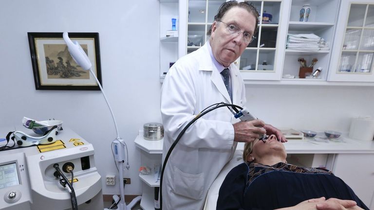 José Luis Cubero señala que el «culto al cuerpo y la obsesión por estar moreno» puede ser dañina
