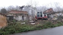 Demolicin de los edificios de la fosa del Relln, en Grado