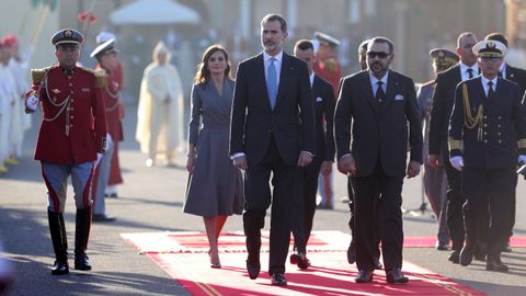 Los reyes de España Felipe y Letizia junto al rey Mohamed VI en la plaza de Mechouar durante la ceremonia oficial de bienvenida