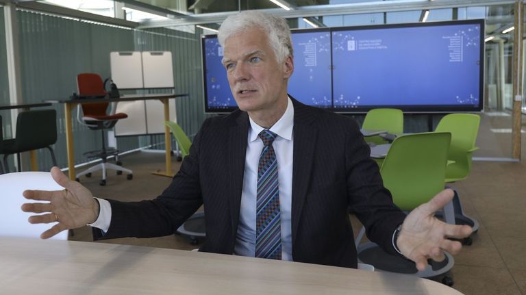 Andreas Schleicher, de PISA, y Cristóbal Cobo, del Banco Mundial, en un foro educativo en Santiago