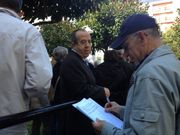 Recogida de firmas en Foz contra las sanciones a emigrantes