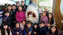Emgrobes se llev de excursin a medio centenar de nios a la pennsula de Moreiras para que pudieran conocer el acuario y el museo de la salazn.