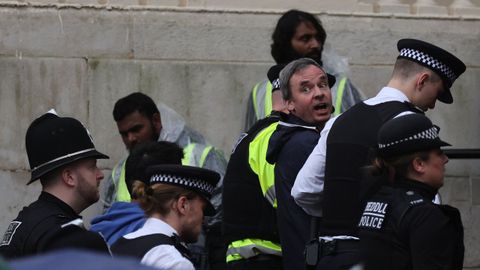 La policía británica detiene a un activista republicano en el día de la coronación de Carlos III.