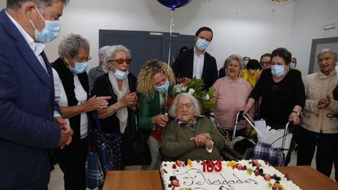 Otra imagen de la fiesta de 103 aniversario de Olga Macías, a la que asistió el alcalde de Pontevedra, Miguel Anxo Fernández Lores