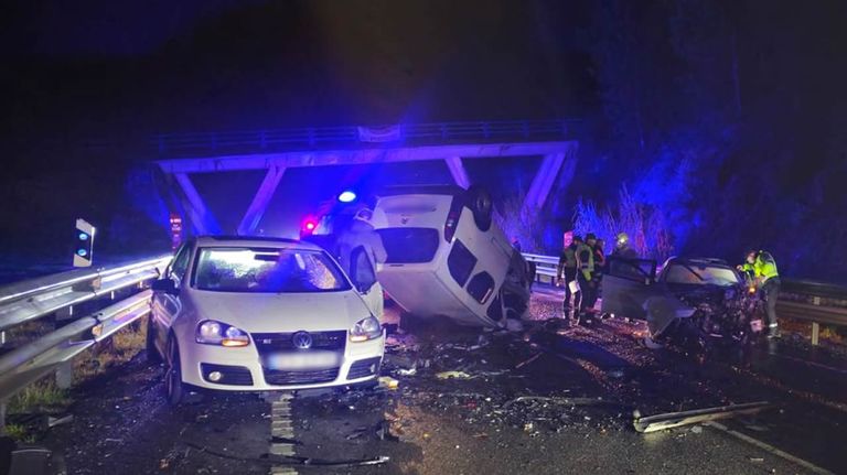 Heridos graves dos coruñeses en un accidente en Caldas tras quedarse uno de ellos atrapado en un coche incendiado