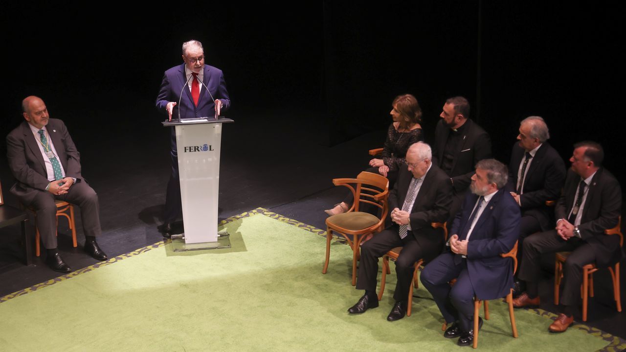 Las im�genes de la marea violeta en Ferrol por el 8M.Isidoro Valerio, durante la lectura del preg�n de la Semana Santa ferrolana.