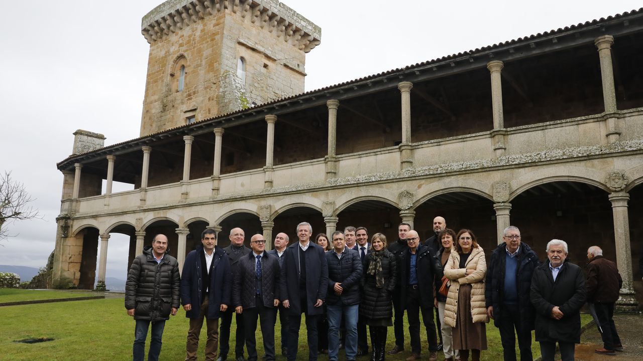 As son las visitas guiadas por la Compostela Oculta.El presidente de la Xunta, el presidente de la Diputacin de Ourense y los alcaldes de la comarca visitan el castillo de Monterrei