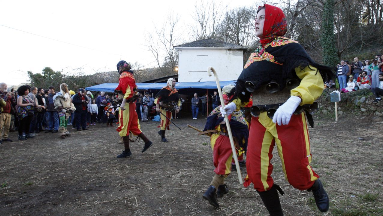 Im�genes que dej� un soleado domingo de carnaval.Traslado de los viajeros en autobus