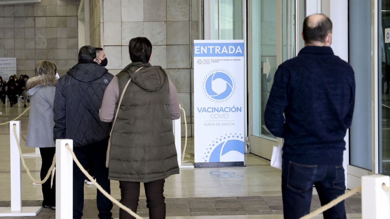 Asistentes en la segunda jornada del ensayo de vacunaci�n masiva en el Gai�s, el pasado 13 de marzo