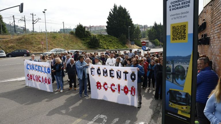 Los vecinos de O Pino cortan la N-120 en protesta por llevar tres meses sin bus urbano hacia el centro