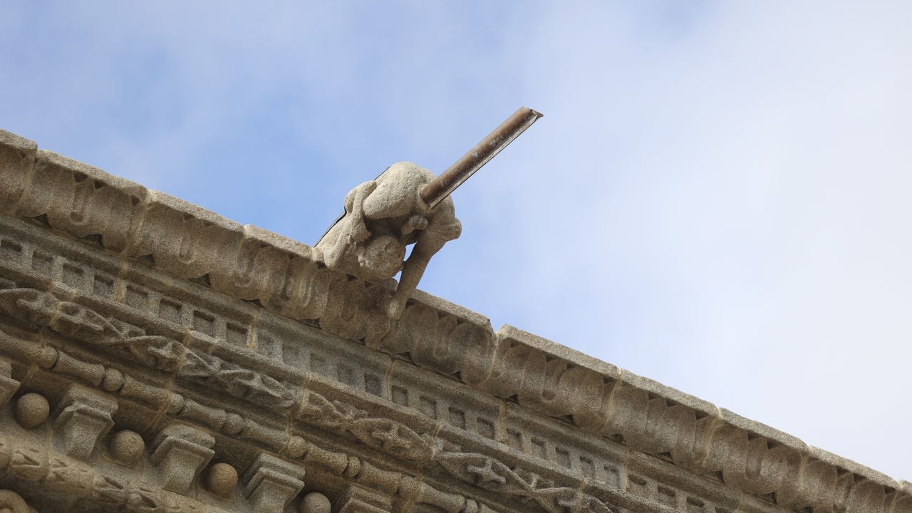 Los tubos met�licos que sobresalen de las g�rgolas del Hostal�dos Reis Cat�licos, tras las obras de reforma.Construcci�n de nuevas viviendas en un solar de la calle Lepanto de Ribeira