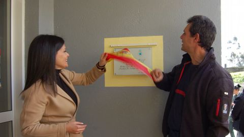 La alcaldesa, Nidia Arvalo, y el presidente de la asociacin de voluntarios Proteccin Civil de Mos han descubierto una placa este medioda en las instalaciones de Veigadaa