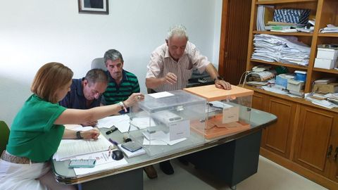 Los siete votantes censados en el municipio riojano de Villarroya han completado las votaciones en 26 segundos