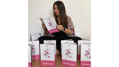 Rocio García Vijande con su primer libro, «Nadie regala flores»