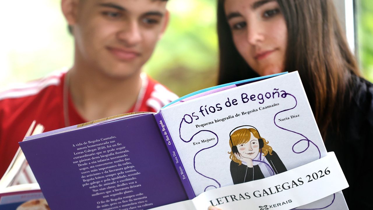 A entrega dos Premios Bos e Xenerosos 2026, &iexcl;en imaxes!.<span lang= gl >Malena Casti&ntilde;eira Franesqui, ga&ntilde;adora desta edici&oacute;n (&aacute; dereita), Sheila Otero NINE (non medio) e Ux&iacute;a Seoane Miranda, que levaron senllos acc&eacute;sits; e detr&aacute;s, ou alcalde eum&eacute;s, non medio, coa concelleira de Cultura &aacute; s&uacute;a esquerda; e tres dous membros do xurado</span>