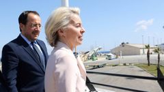 El presidente de Chipre,Nikos Christodoulides, acompañó a Von der Leyen en el puerto de Larnaca